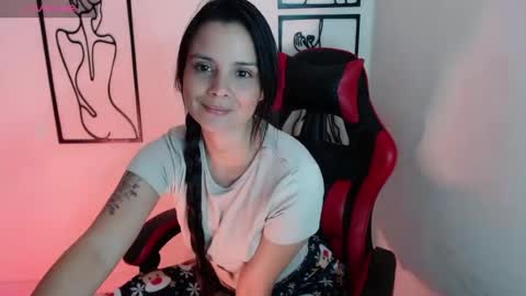 miarobinn_ online show from August 7, 2:28 pm