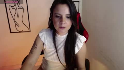 miarobinn_ online show from August 10, 5:47 pm
