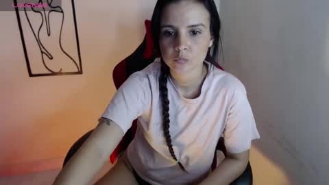 miarobinn_ online show from August 11, 1:46 pm