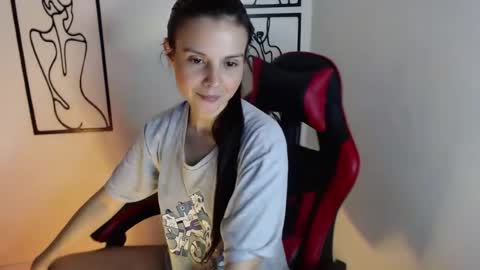 miarobinn_ online show from August 14, 1:37 pm