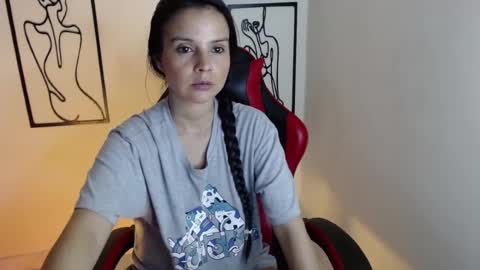 miarobinn_ online show from August 14, 4:54 pm