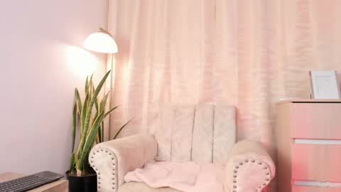 Miavenuss 1 online show from May 2, 11:42 pm