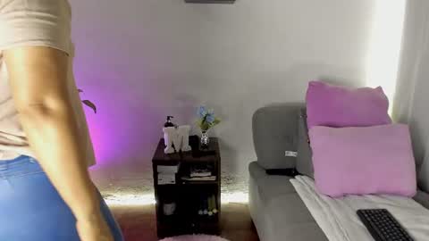 micaelahot04 online show from August 15, 3:10 am