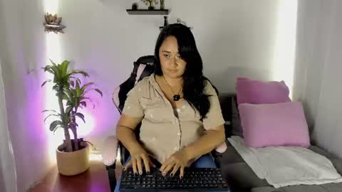 micaelahot04 online show from August 15, 5:22 am