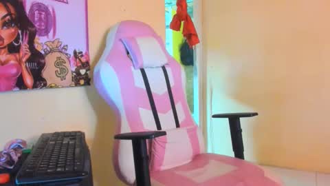 michell_smiths online show from June 7, 4:23 pm