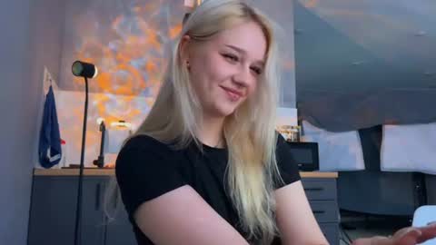 Michelle3 online show from August 8, 2:00 am