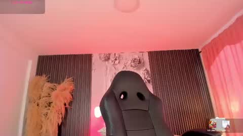 michellepreston_ online show from August 6, 3:55 pm