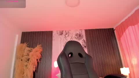 michellepreston_ online show from August 6, 4:06 pm