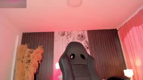 michellepreston_ online show from August 6, 4:17 pm