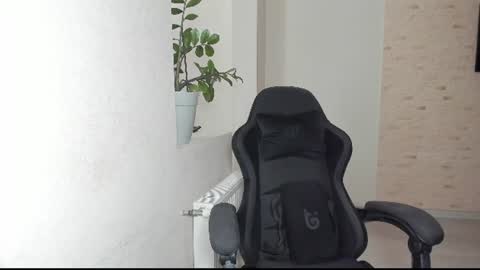 Michellee online show from August 14, 10:52 am