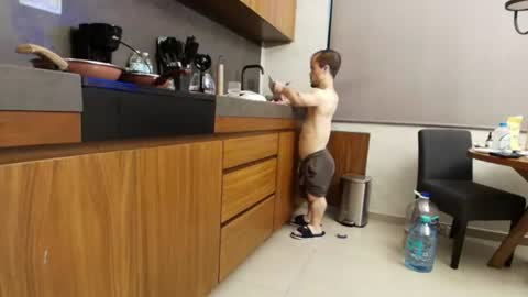 midgettripod1 online show from August 8, 12:22 am