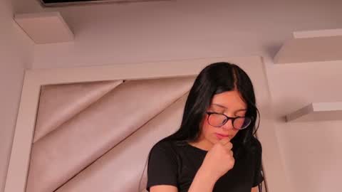 Mia online show from August 4, 5:54 pm