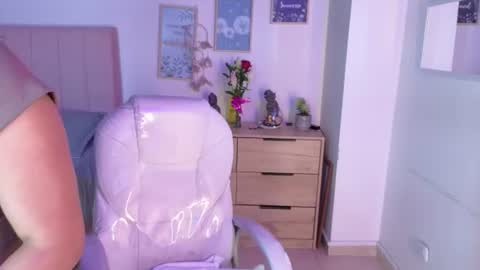 M I I A online show from August 5, 1:47 am