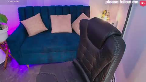 Mia online show from August 11, 1:24 pm