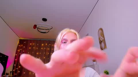 mikaella_nicole online show from August 14, 7:50 pm
