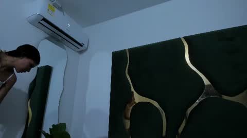 mila_petiteasm online show from August 12, 6:43 pm