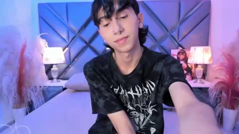 milan_lewiss online show from April 15, 12:56 pm