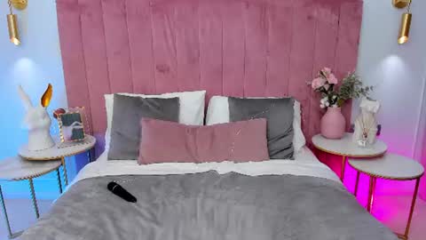 Mia online show from August 13, 8:17 am