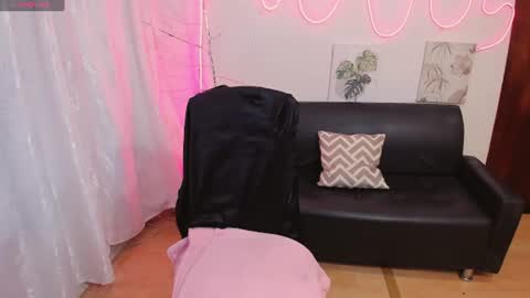 millysandlerr online show from July 24, 5:05 pm
