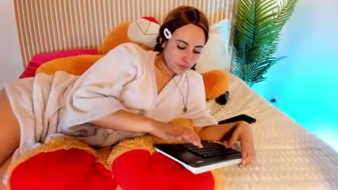 miluu online show from August 4, 1:24 am