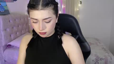 Mily Thomson online show from August 8, 11:05 pm