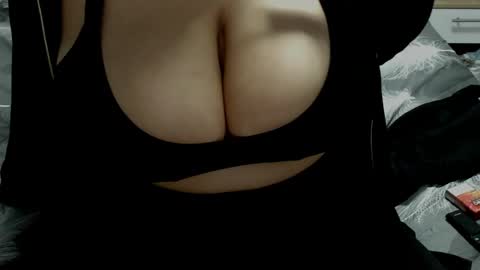 minka0 online show from April 8, 9:01 pm