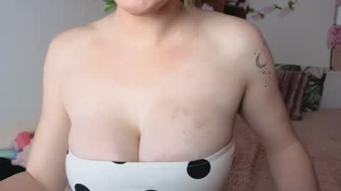 Elora Elly online show from August 13, 10:02 pm