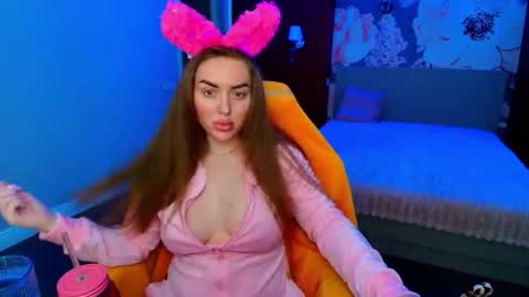 miss_kiten online show from August 9, 9:10 am