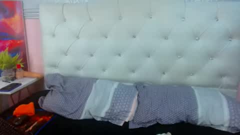 miss_melanie_ online show from August 12, 8:33 pm