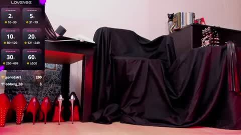 Vivienne online show from August 9, 4:30 pm