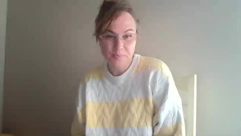 miss_tree996 online show from August 3, 9:00 pm