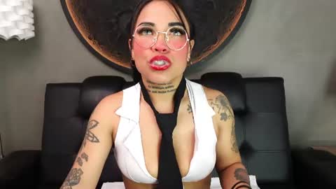 Vaiolette online show from August 18, 1:28 pm