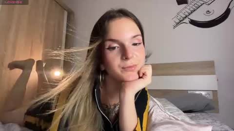 Chloe Please help me with your thumbs up its important   online show from August 18, 2:45 pm