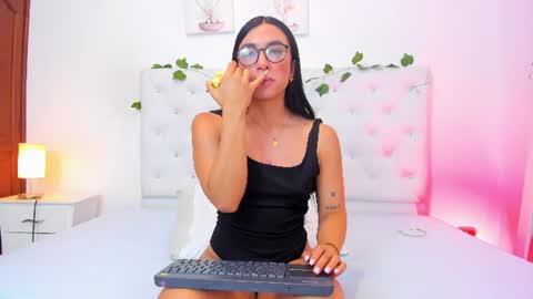 missdangerously online show from August 12, 4:09 pm