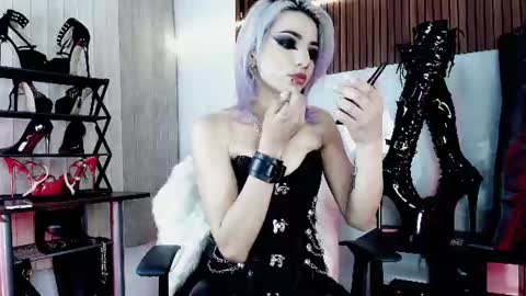 Missdarklady online show from August 1, 11:55 pm