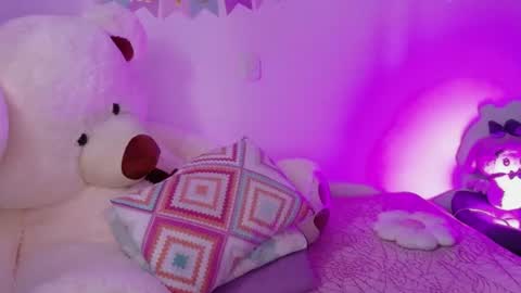 missevans_ online show from July 6, 5:38 pm
