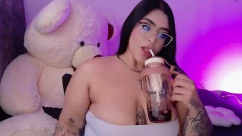 missevans_ online show from July 20, 5:27 pm