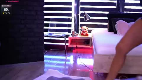 misskiarra online show from August 14, 7:34 am