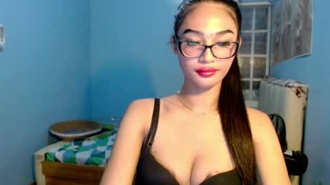 missminervaa online show from July 12, 5:19 pm
