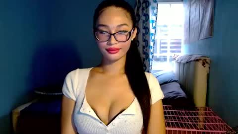missminervaa online show from July 27, 8:09 am