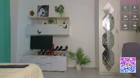molliblum online show from August 1, 2:23 pm