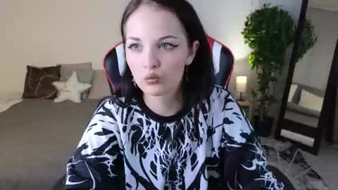 Molly online show from July 11, 3:40 pm