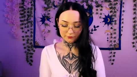 molly_kisss online show from July 4, 9:00 am