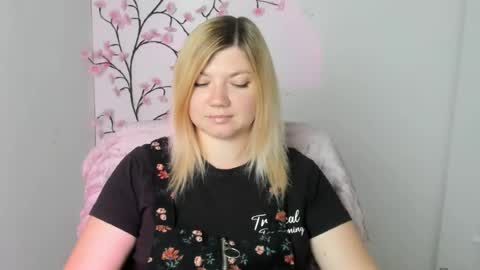 Molly online show from August 12, 11:45 am