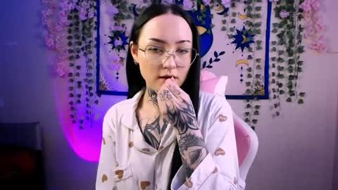 mollymeooww online show from April 11, 7:30 am