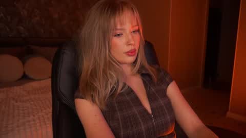 mollyymayy online show from August 7, 2:44 am
