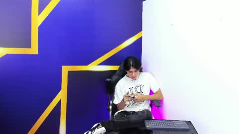 monky_0002 online show from July 12, 7:58 am
