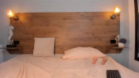 monwuw online show from August 2, 1:12 am