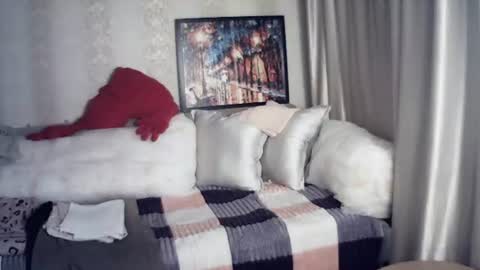 moodiemira online show from June 29, 6:43 pm