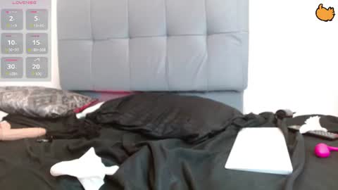 moon_ashley_ online show from August 7, 7:19 am